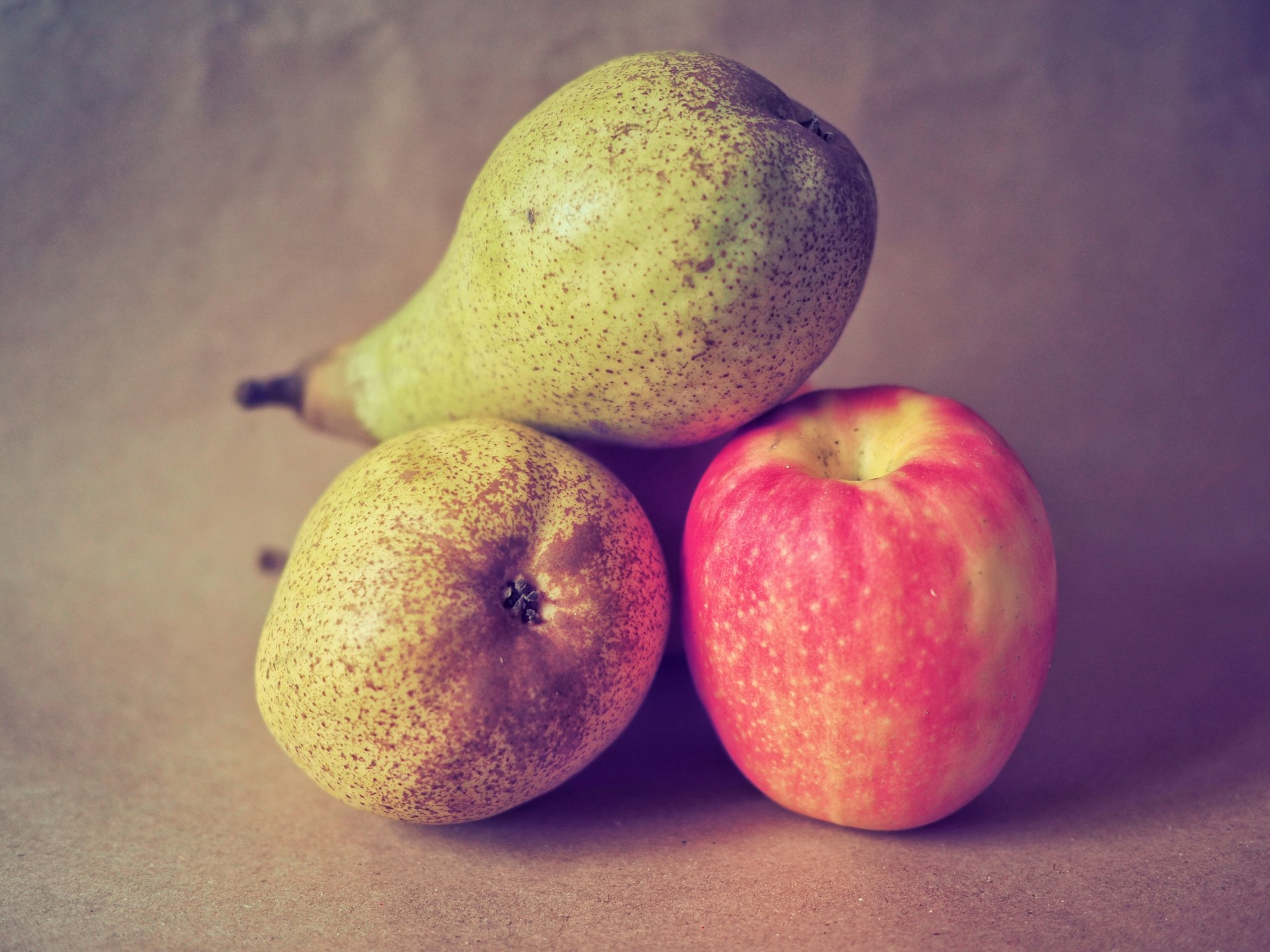 Apple vs Pear - Difference and Comparison